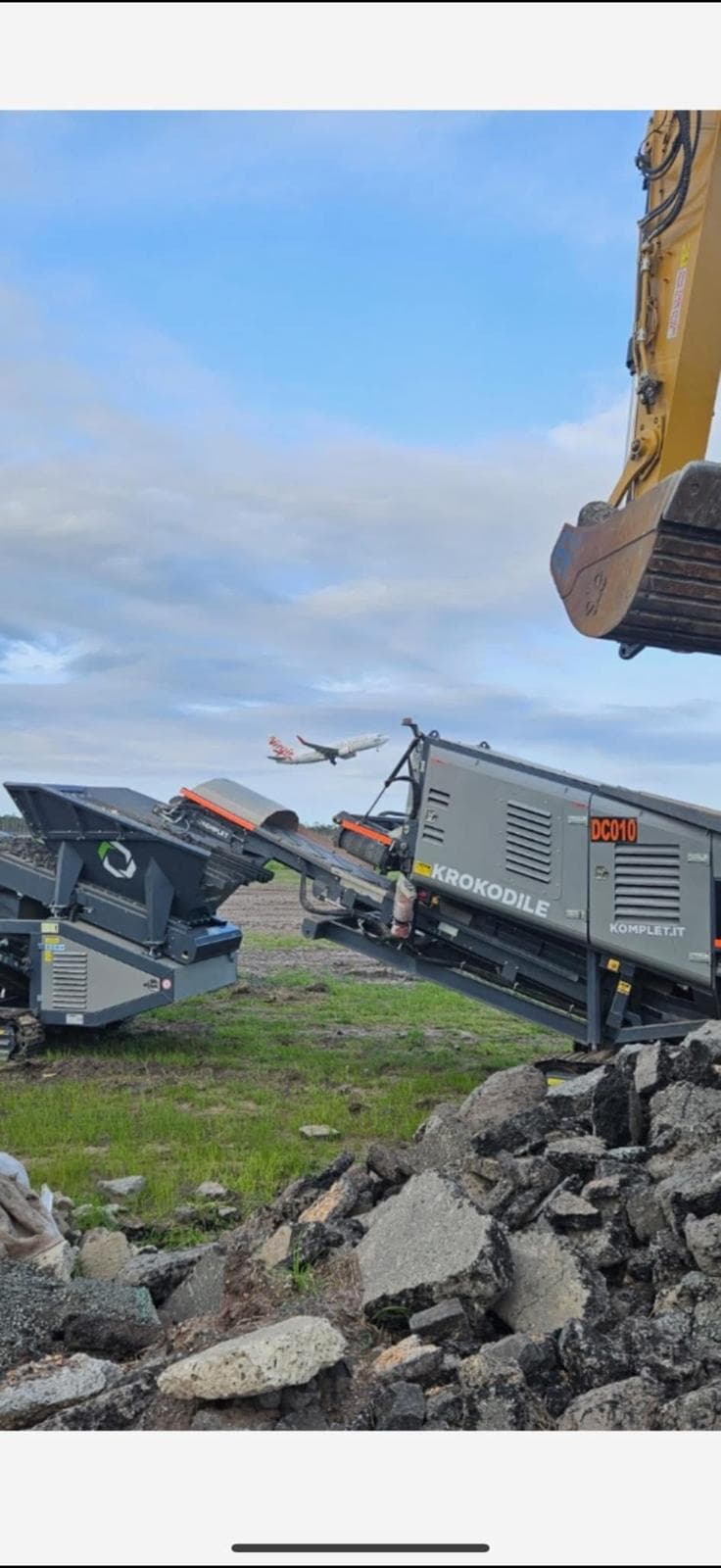 Komplet Krokodile feeding a screen on an airport civil project