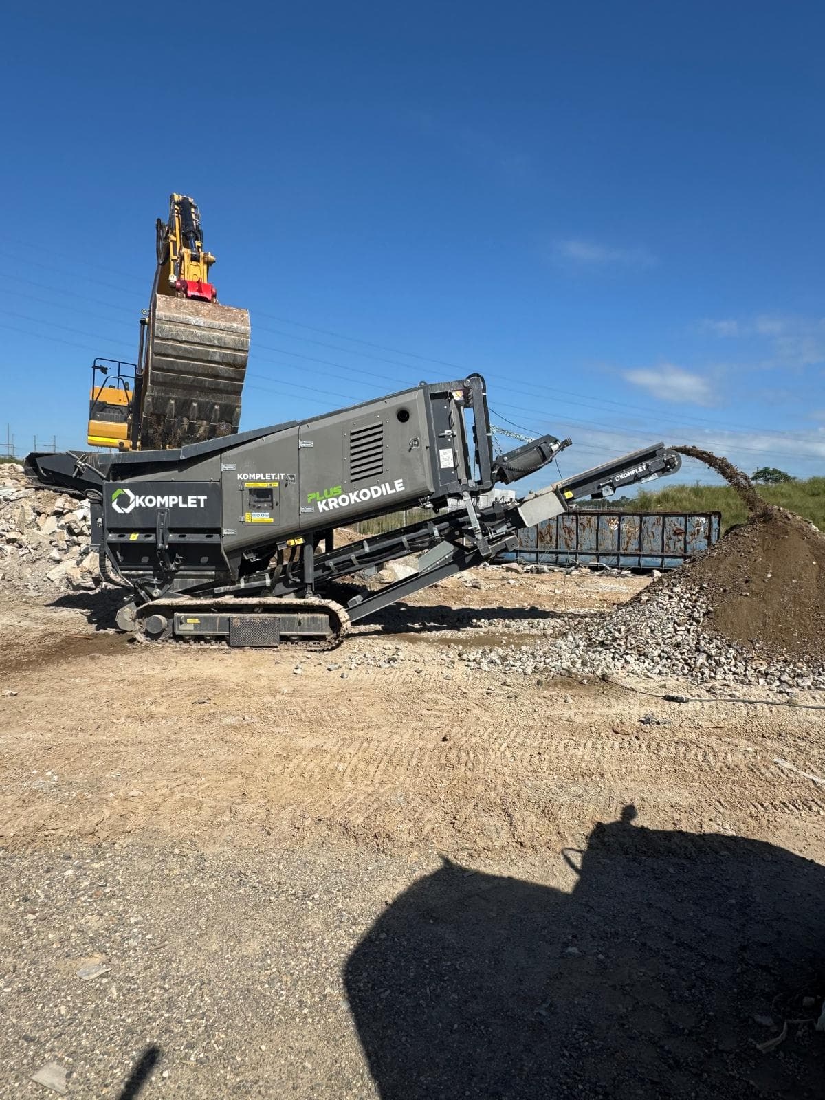 Komplet Krokodile shredder fed by an excavator on a civil site