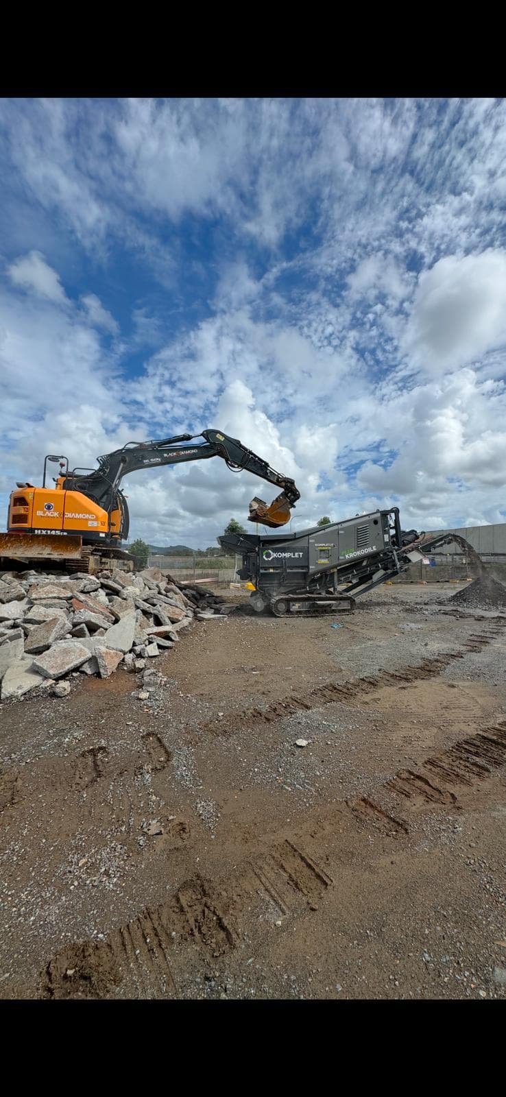 Komplet Krokodile breaking down mixed demolition concrete