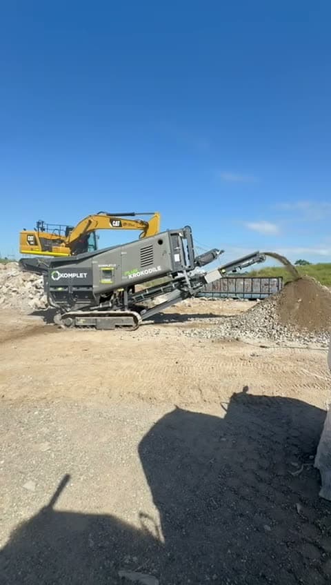 Komplet Krokodile Plus discharging screened material on a Queensland site