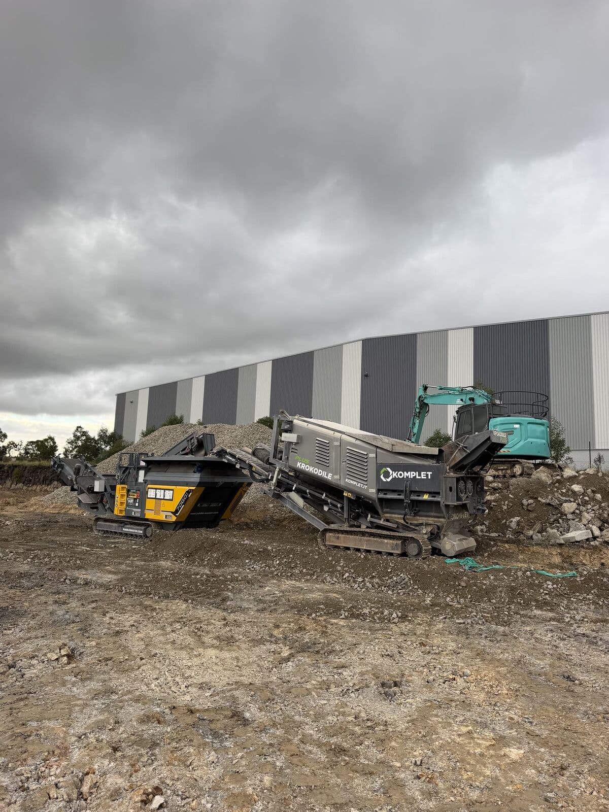 Komplet Krokodile Plus and crusher with a Kobelco excavator in the Recycling King yard