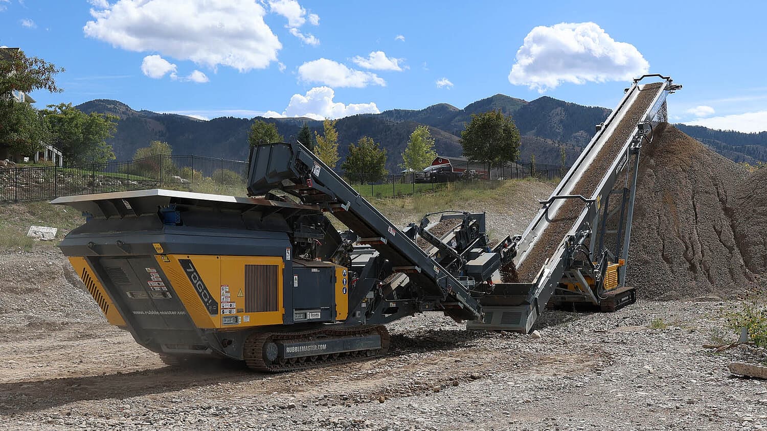 Asphalt millings recovered with a mobile crusher