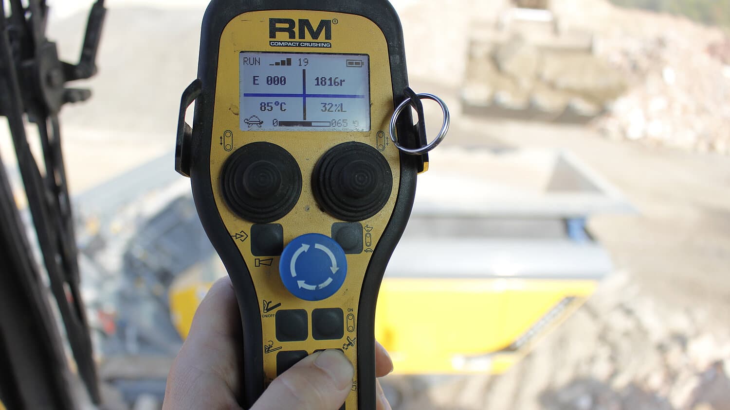 Operator running the RM 70GO! 2.0 impact crusher via radio remote on a SEQ site