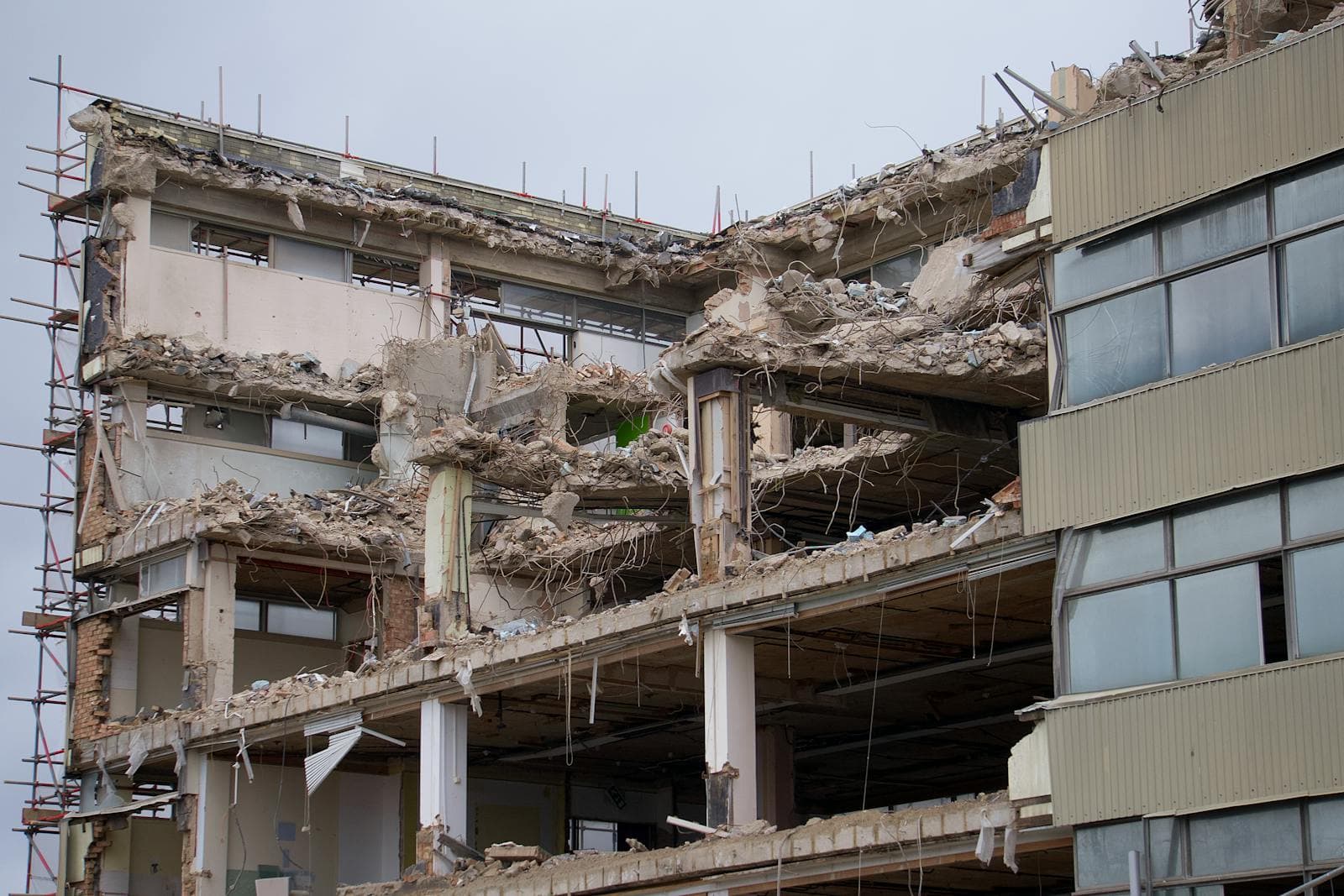 Building demolition producing recyclable concrete