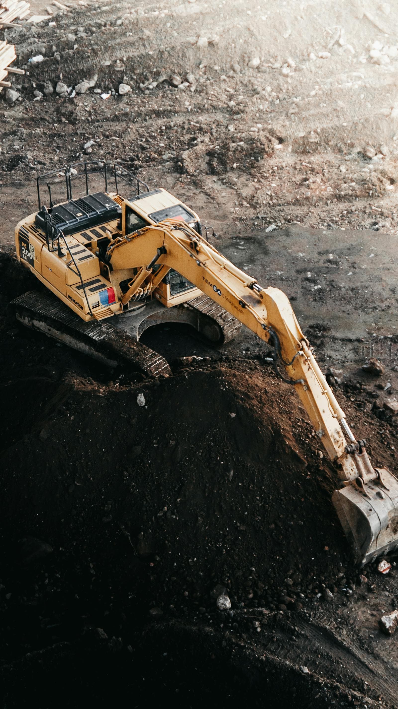 Excavator feeding a mobile crusher