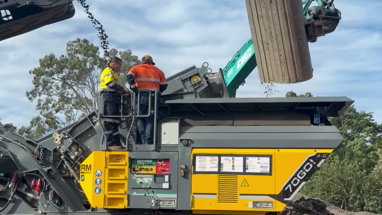The RM 70GO! 2.0 mobile crusher processing demolition concrete on site
